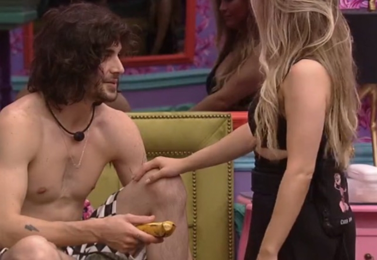 Carla entrega banana para Fiuk - Foto: Reprodução/Globo Play