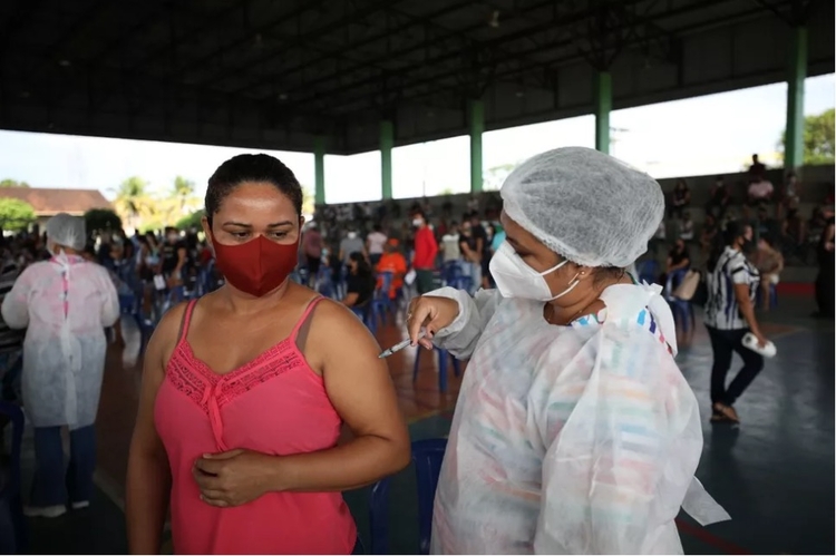 Moradora sendo vacinada em Manacapuru - Foto: Divulgação