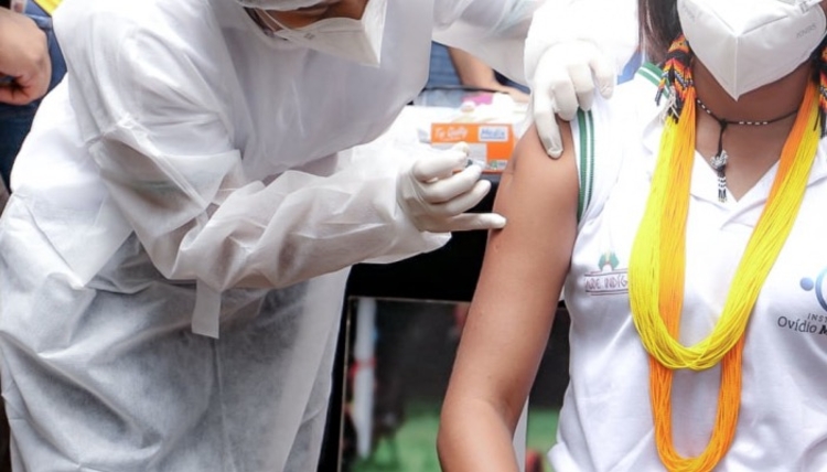 Indígena recebe imunizante contra covid. Foto: Divulgação/ ISA