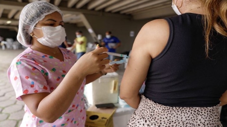 Mulher aplica dose de vacina em jovem em Manaus. Foto: Divulgação/ Semcom