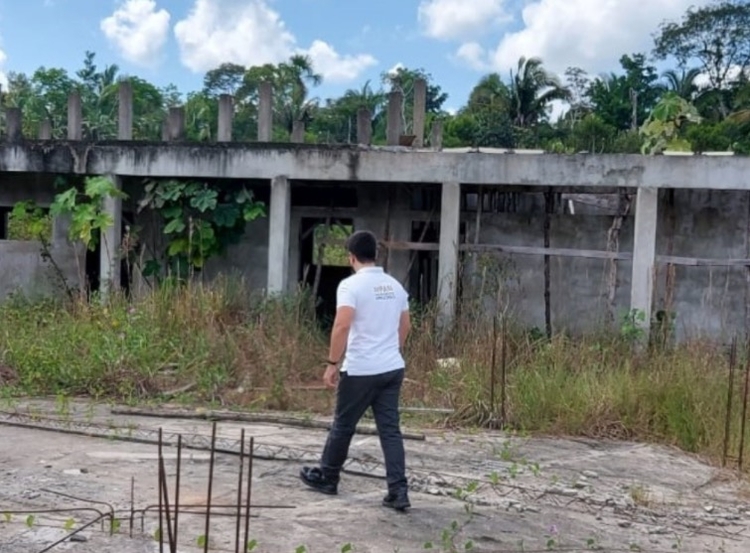 Promotor visitou obra abandonada. Foto: Divulgação/ MPAM