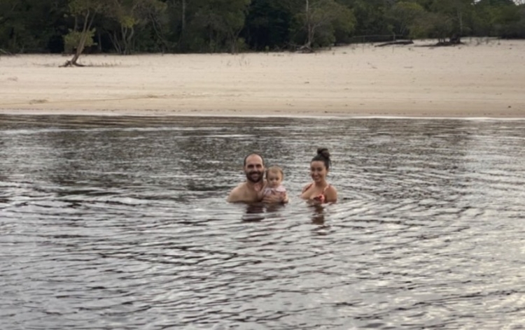 Eduardo Bolsonaro e família no rio Negro - Foto: Reprodução/Instagram