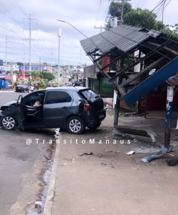 Condutor de carro atinge parada de ônibus - Foto: Reprodução/Trânsito Manaus