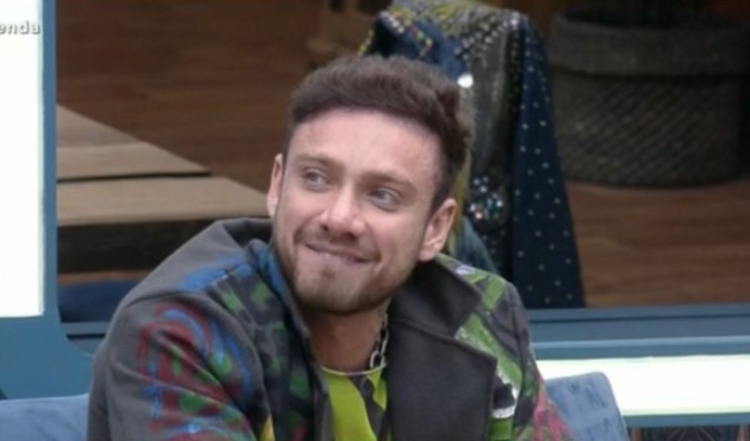 Vini Buttel está confinado em A Fazenda - Imagem: Reprodução/PlayPlus