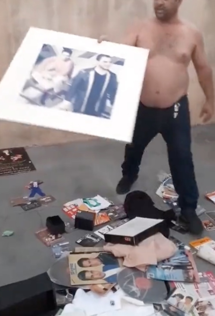 Homem quebra itens de sua coleção da dupla sertaneja - Imagem: Reprodução/Twitter