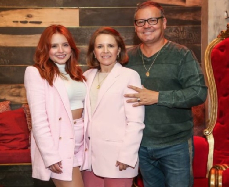 Foto: ReproduçãoLarissa Manoela com os pais em 2021 - Foto: Manuela Scarpa/Brazil News 