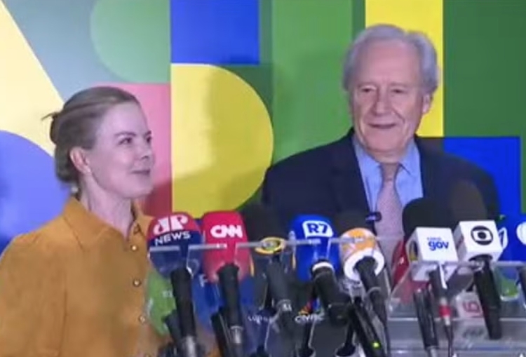 Os ministros Gleisi Hoffmann e Ricardo Lewandowski em entrevista coletiva no Palácio do Planalto - Foto: Reprodução/TV Globo
