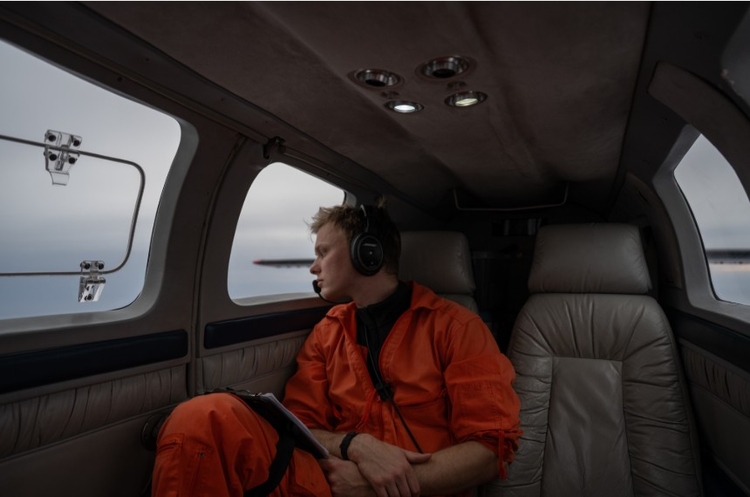 A foto anexada mostra um tripulante monitorando o mar a partir da cabine / Foto: Reprodução/X Sea-Watch