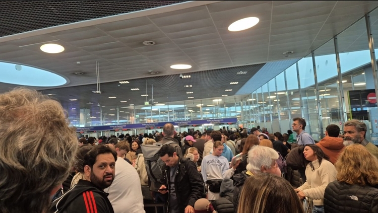 Emiliano Abad relatou sufoco que sua mãe idosa passou / Foto: Reprodução/X