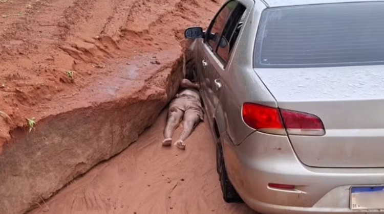 Homem ficou prensado ao tentar desatolar carro — Foto: Reprodução/JP Agora