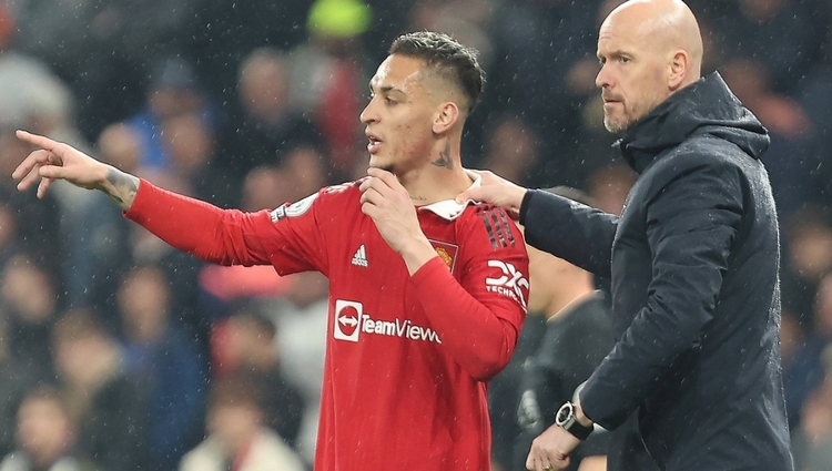 Ten Hag fala com Antony na beira do gramado durante partida do Manchester United. Foto: Reprodução/ X Manchester United