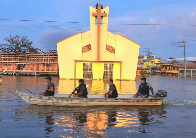 Policiamento em Anamã na época de cheia. Foto: Reprodução