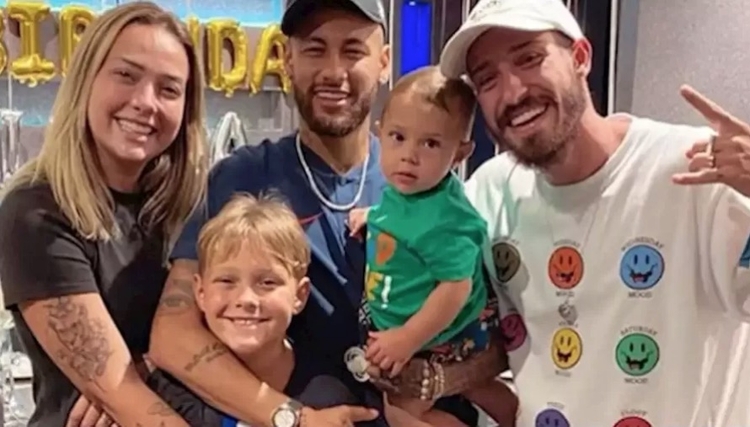 Carol com o marido, os filhos e Neymar - Foto: Reprodução Instagram