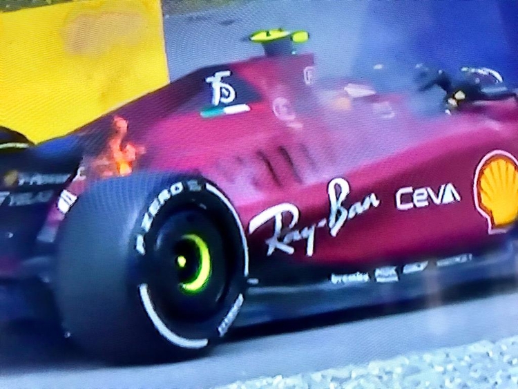 Corrida teve princípio de incêndio no carro de Sainz - Foto: Reprodução TV