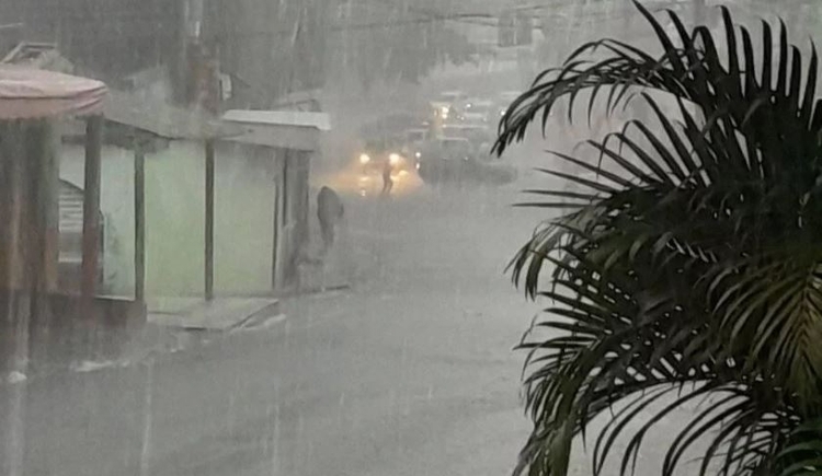 Chuva já alaga ruas - Foto: Divulgação 