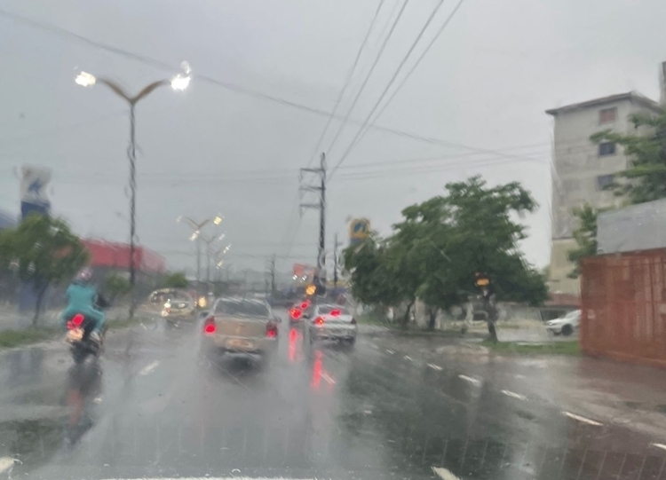 Já chove forte em algumas áreas - Foto: Portal do Holanda/Arquivo