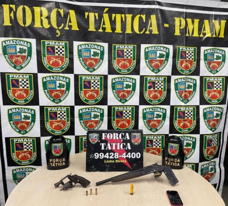 Homem foi detido com armas - Foto: Divulgação/PMAM