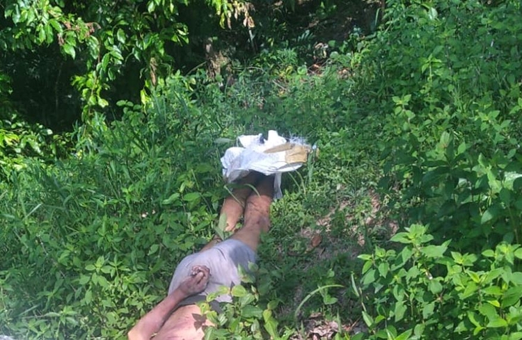 Corpo está jogado em meio ao matagal - Foto: Divulgação 