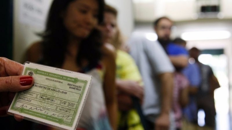 Eleitora cogita em quem votar - Foto: Agência Senado