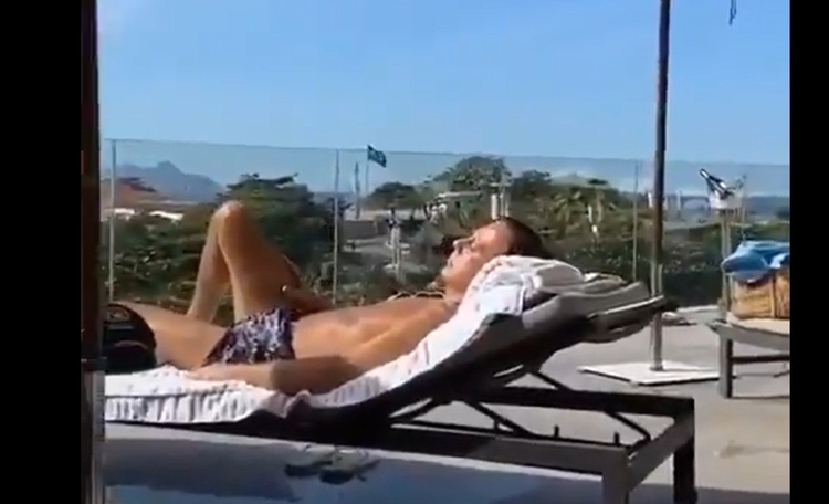 Doria estava com fone e descansando sob o sol. Foto: Reprodução