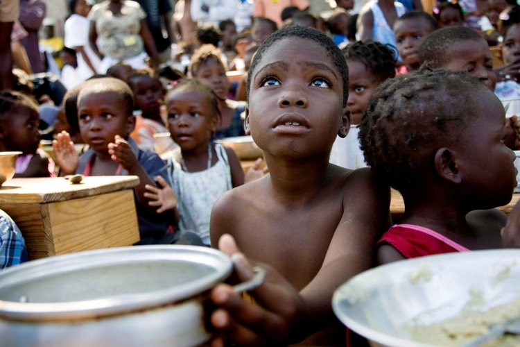 Menino segura prato pedindo comida na África. Foto: Divulgação/ Unicef