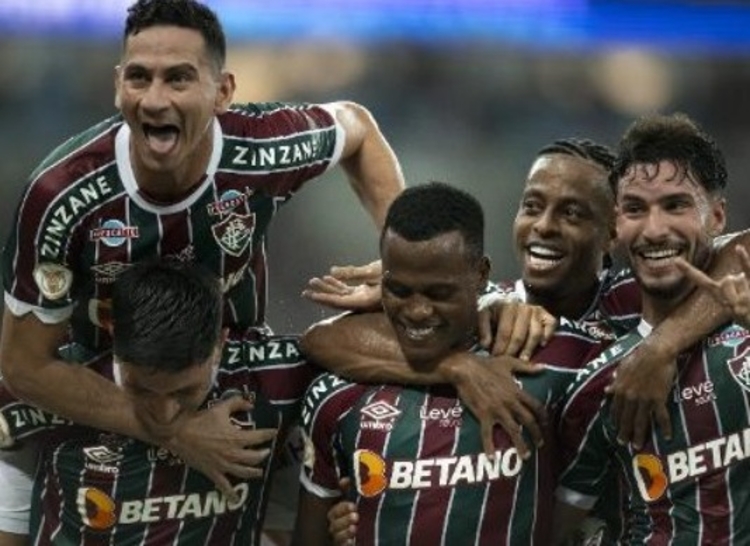 Fluminense põe faixa Campeão Mundial 1952 no Maracanã em referência ao  título da Copa Rio, fluminense