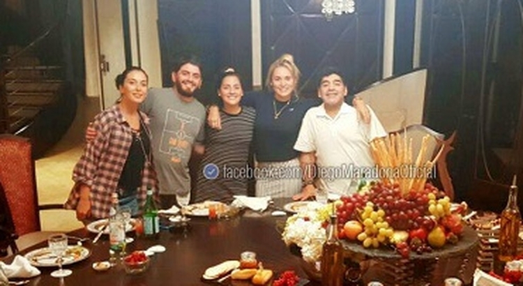 Maradona com filhos, nora e esposa (Foto: Reprodução)