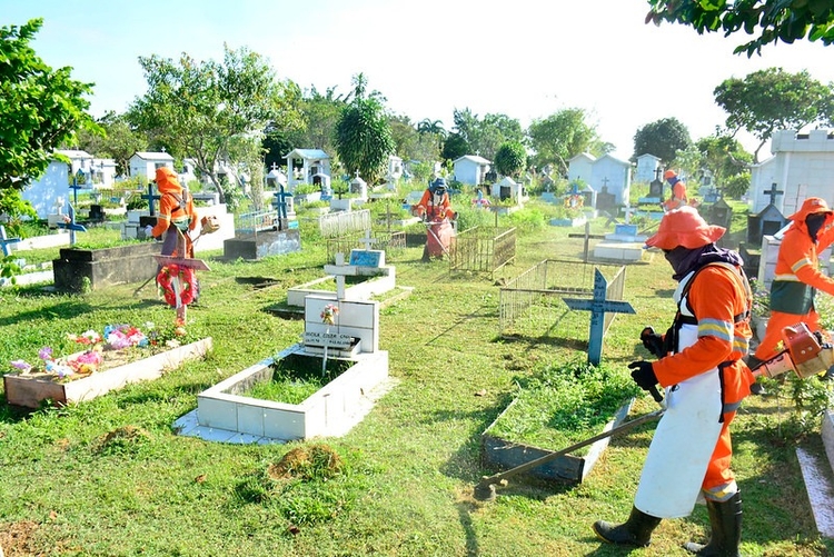 Agentes da Semulsp realizam limpeza em cemitérios. Foto: Divulgação/ Semcom