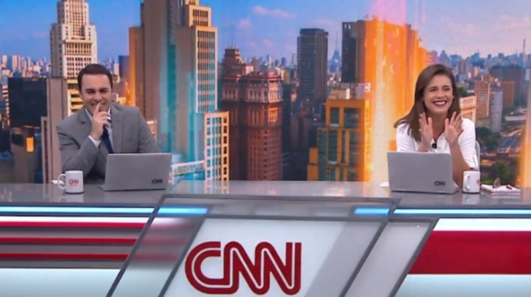Âncora do CNN Brasil em ataque de risos ao vivo - Foto: Reprodução/ CNN Brasil