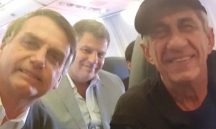 Cantor apoiou Bolsonaro em 2018, mas se arrependeu, e agora fala sobre bastidores de foto no avião. - Foto: Reprodução/Instagram