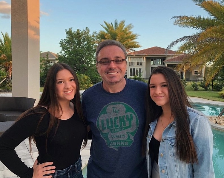 Sofia e Marina com o pai em foto no Instagram - Foto: Reprodução Instagram