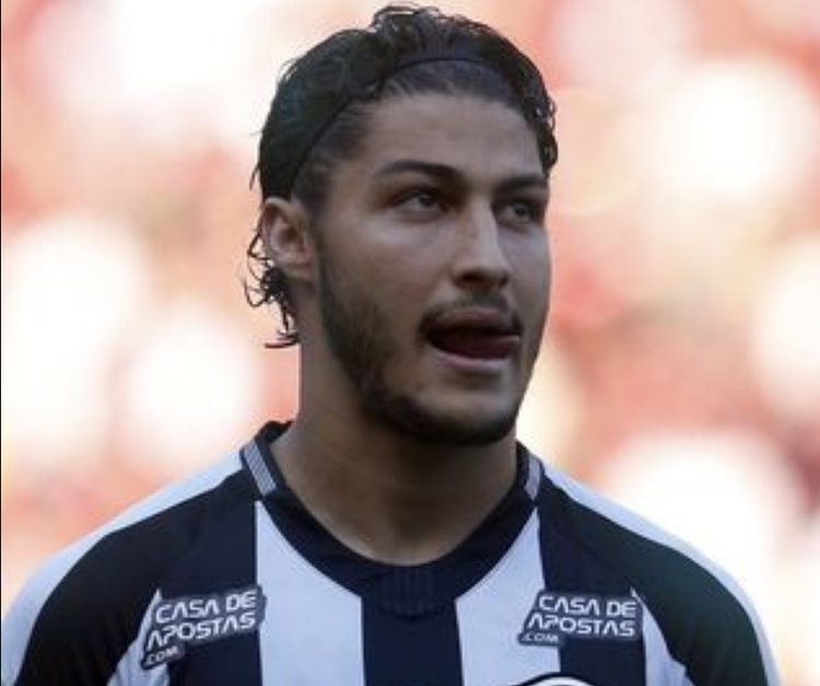 Jogador é suspeito de atropelar casal, matar homem no acidente e fugir sem prestar socorro. - Foto: Reprodução/Instagram Marcinho