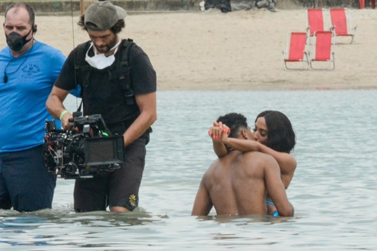 Anitta e ator encenando para novo clipe - Foto: Webert Belicio/AgNews-RJ