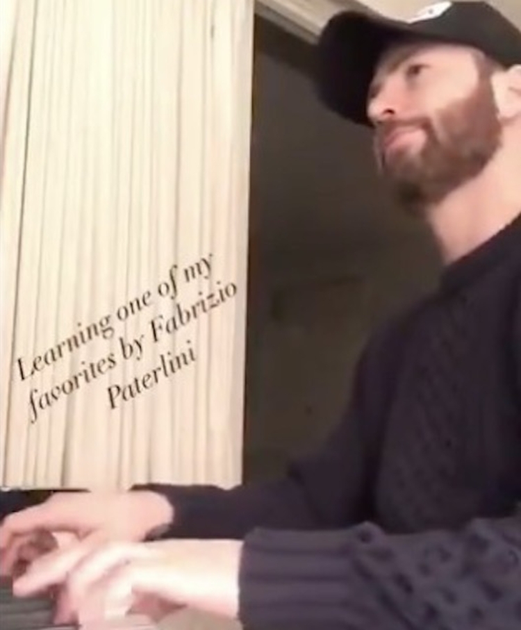 Chris Evans no piano - Foto: Reprodução/ Instagram