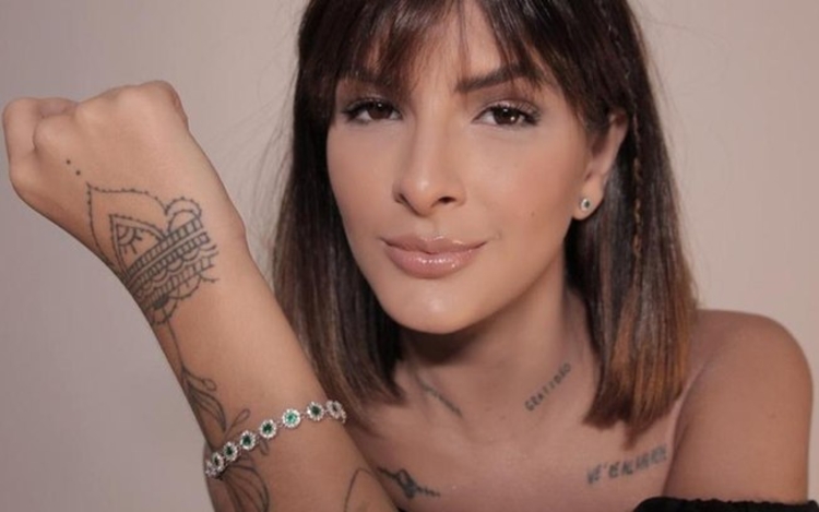 Lary Bottino exibindo pulseira da coleção - Foto: Reprodução/ Instagram