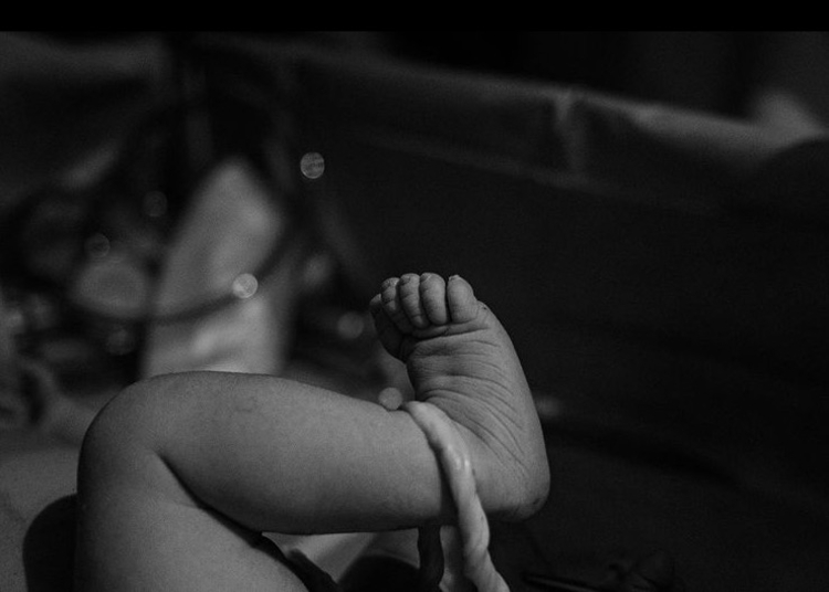 Pés da pequena Eva, filha de Nathalia Dill e Pedro Curvello - Foto: @babuskafotografia