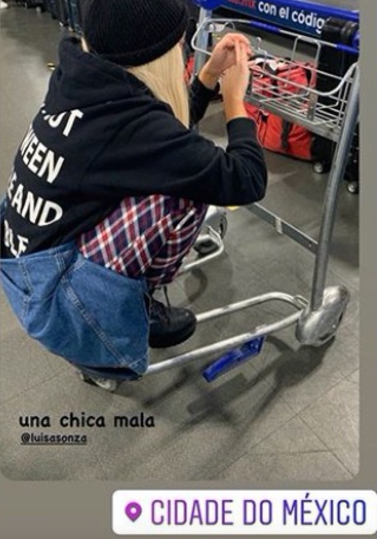 Cantora repostou uma foto em que aparece no aeroporto - Foto: Reprodução/ Instagram