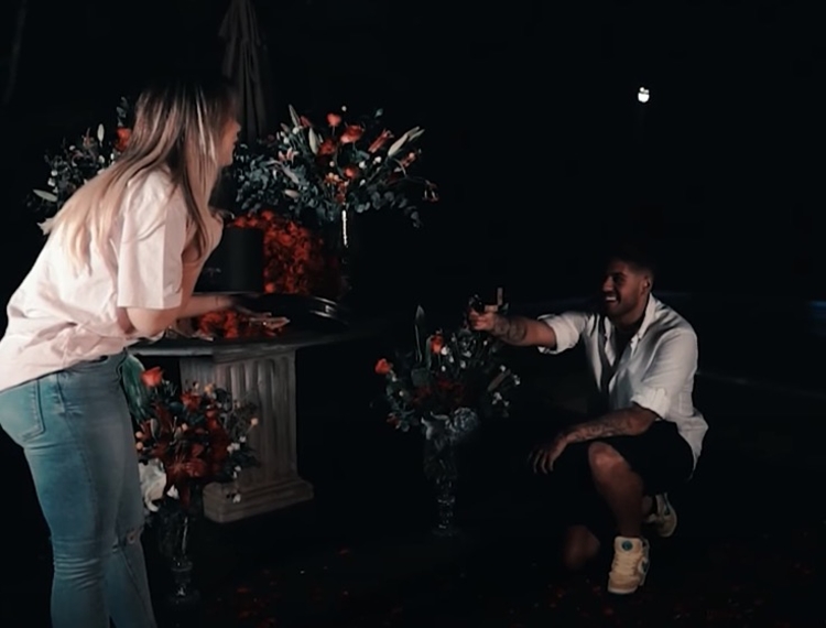 Virgínia surpresa com o pedido de casamento de Zé Felipe - Foto: Reprodução/ Youtube