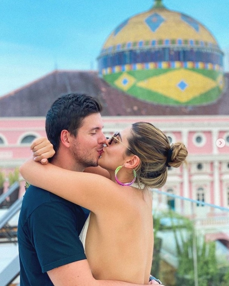 Casal deu chuva de fotos com o teatro ao fundo. Foto: Reprodução/Instagram