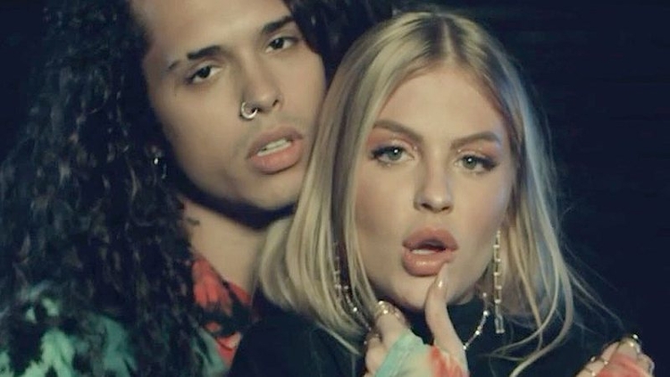 Casal sofreu duras críticas ao assumir relacionamento - Foto: Reprodução/ Youtube