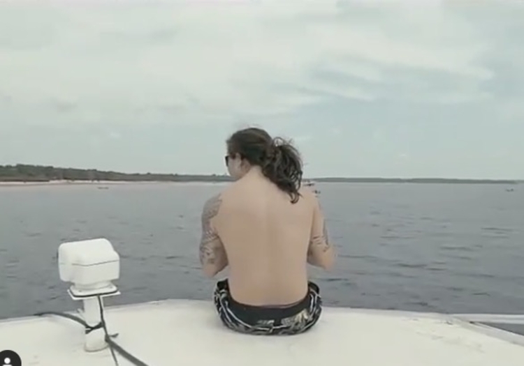 Whindersson curtindo passeio de barco no Rio Negro - Foto: Reprodução/ Instagram