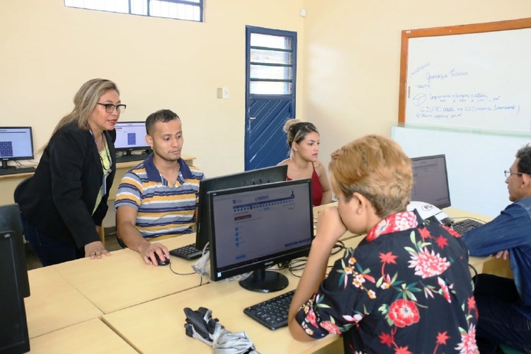 Registro mostra alunos do EJA antes da pandemia. Foto: Divulgação/ Secom