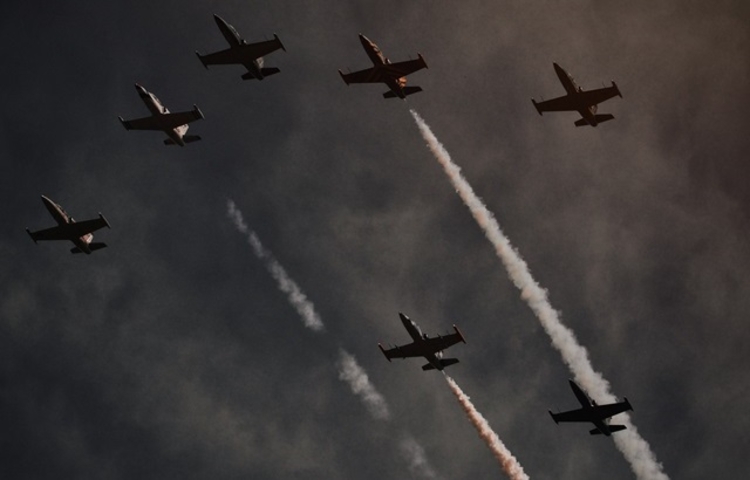 Os EUA deslocaram cerca de 30 aviões de reabastecimento para a Europa. Irã está em alerta e pronto para revidar um possível ataque. Imagem ilustrativa. Foto: Freepik