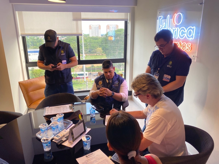  Equipe de fiscalização do Procon-AM em reunião com Bete Dezembro, proprietária da Fábrica de Eventos /Foto: João Pedro/Procon/AM 