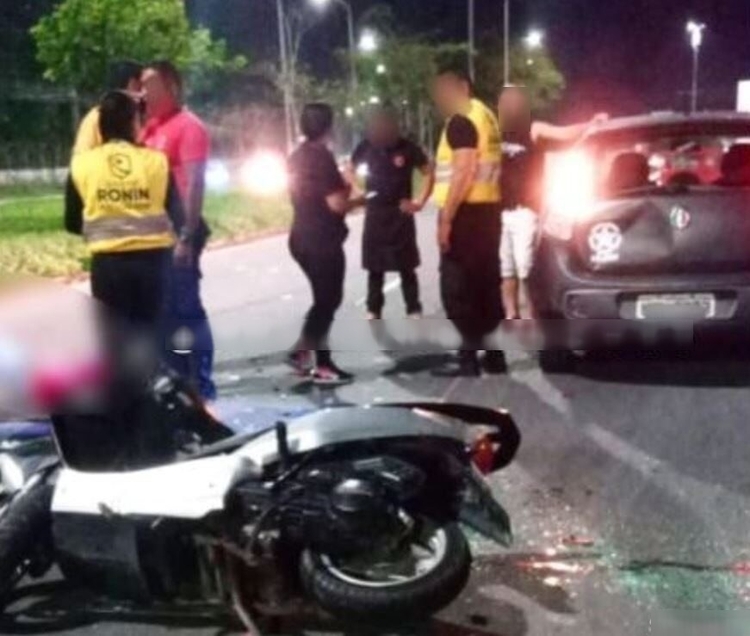 Moto colidiu com a traseira do veículo - Foto: Divulgação 