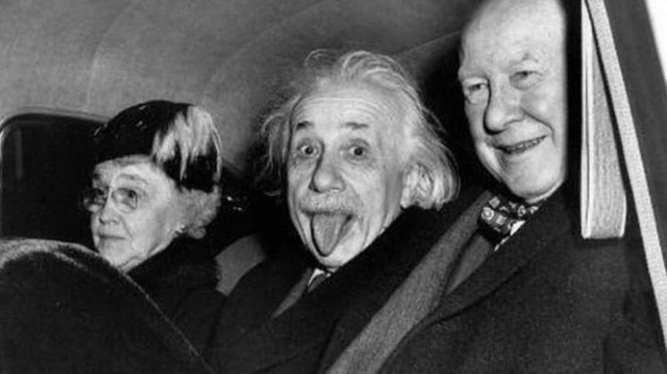 Foto: Dominío Público / Foto original de Einstein com a língua para fora é de Arthur Sasse e foi tirada em1951