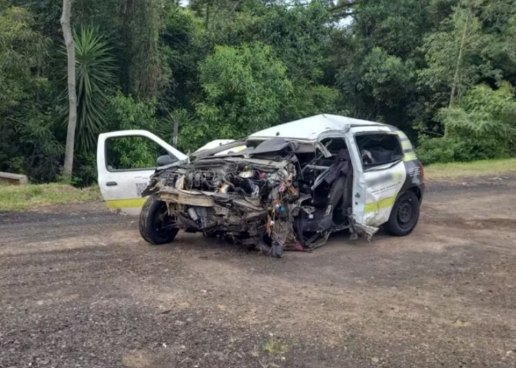 Clio colidiu de frente, jovens morreram - Foto: Raphael Costa/RPC