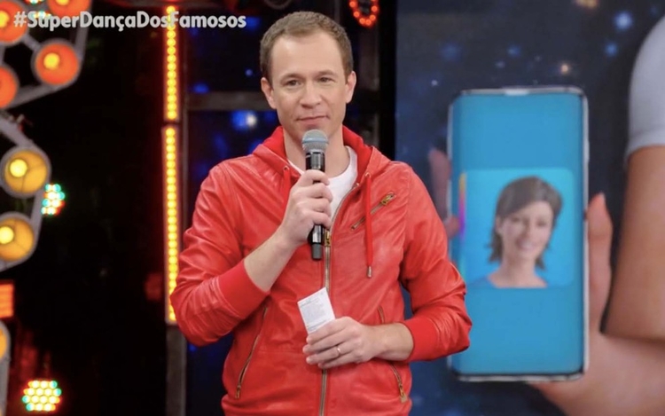 Tiago Leifert apresentando o Domingão - Foto: Reprodução/TV Globo