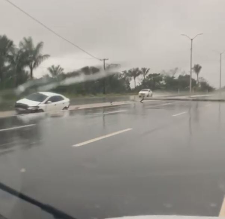 Carro derrubou poste - Foto: Divulgação