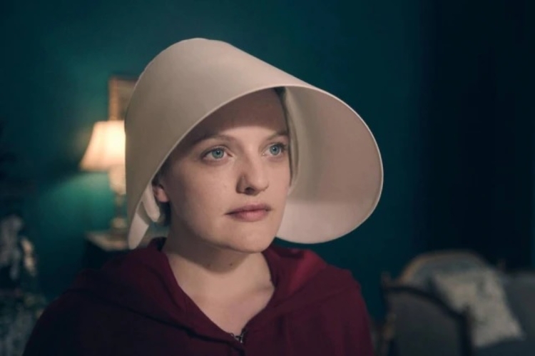 Elizabeth Moss em 'The Handmaid's Tale'. Quinta temporada da série estreia em setembro no Paramount+. Foto: HULU